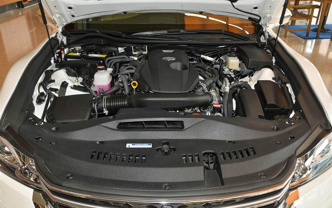 从德系车换成日系丰田皇冠,全新升级,开在路上气场不输奔驰S级