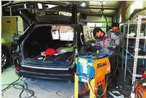 停车位本来就紧张,还被僵尸车霸占了,拖也拖不走