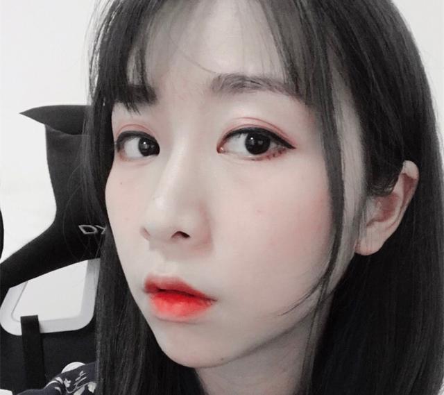 lol女解说小米终于领证结婚！网友：到底谁是新郎？