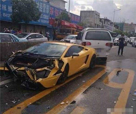 面包车撞400万兰博基尼,保险定损20万,面包车