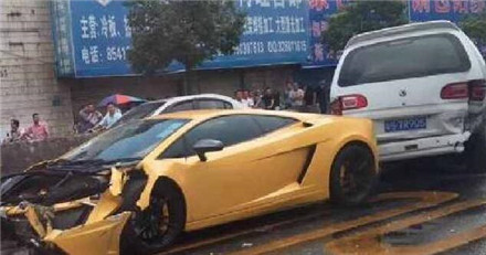 面包车撞400万兰博基尼,保险定损20万,面包车