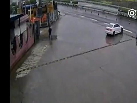 完全可以闯过去的 大货车选择猛踩刹车 监控拍下这一幕 太悲剧