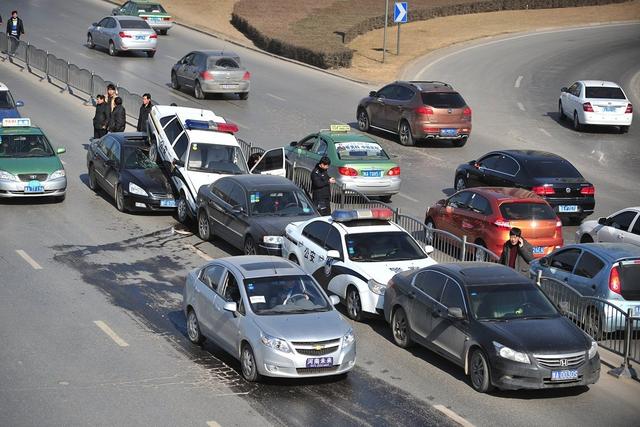 追尾撞别人,别着急赔钱,这几种情况前车负责!