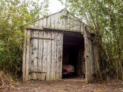小伙花高价购得一栋旧别墅 打开车库时却忍不住窃喜