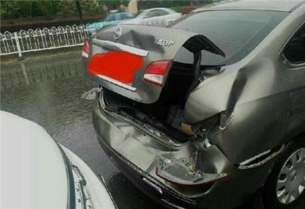 为什么比亚迪S6撞豪车，自己完好无损？网友：两块铁板的功劳