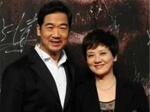 她跟张国立结婚30年，为张默操碎了心，今59岁坐豪车还收养一女！