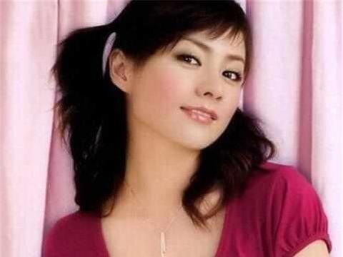 她是李湘的妹妹，被姐姐阻止进娱乐圈，今49岁坐豪车过成这样！