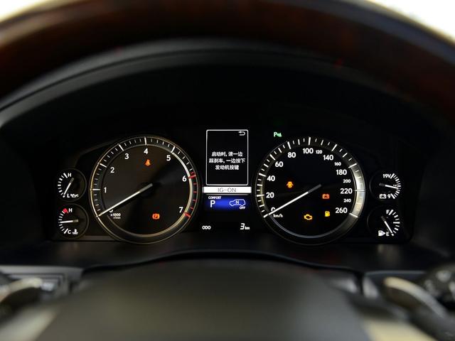 配5.7L发动机的豪华SUV,后排能躺着看片,才卖60万?没开玩笑