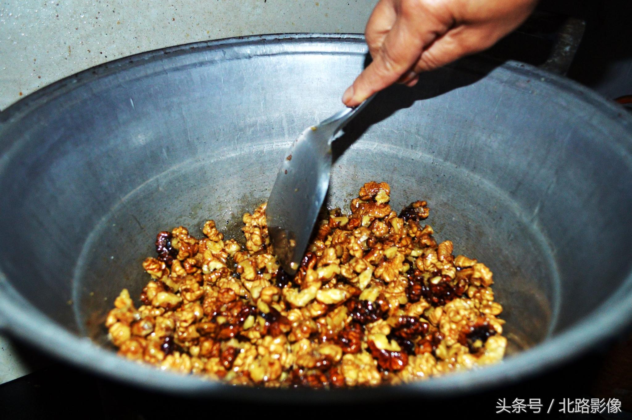 姥姥熬制的糖蘸核桃仁,香甜爽口从小就特别爱吃,一大碗都不够吃