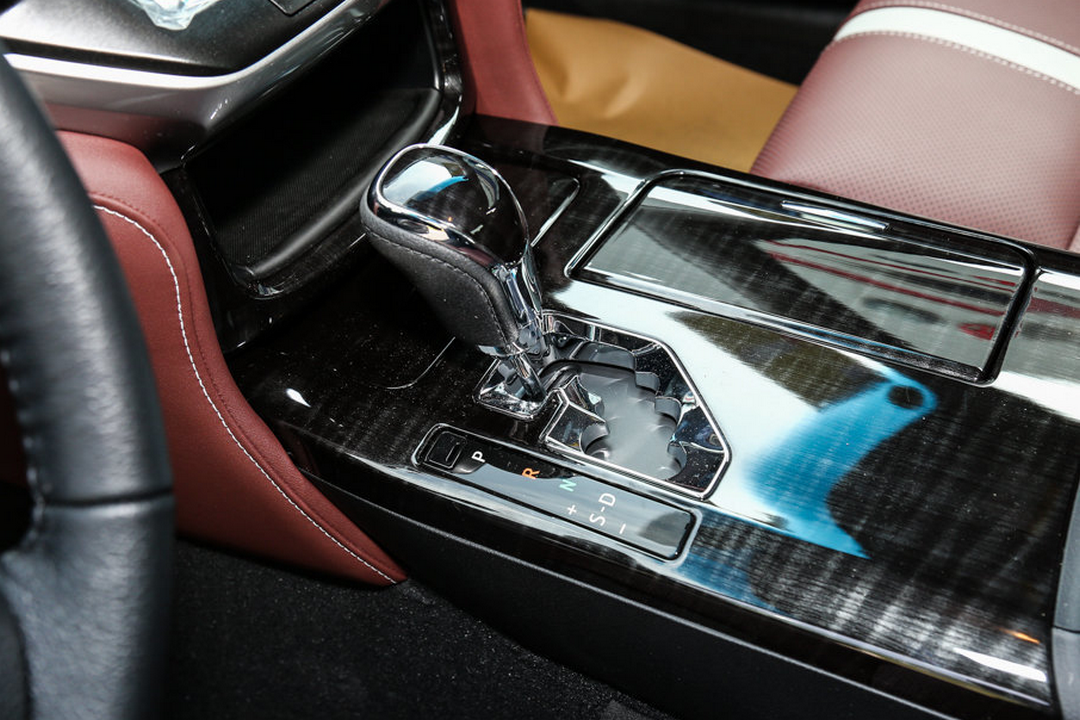 从德系车换成日系丰田皇冠,全新升级,开在路上气场不输奔驰S级