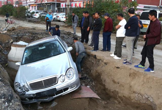 又一个不会看轮胎位置,65万大奔掉进施工坑,18天后救出