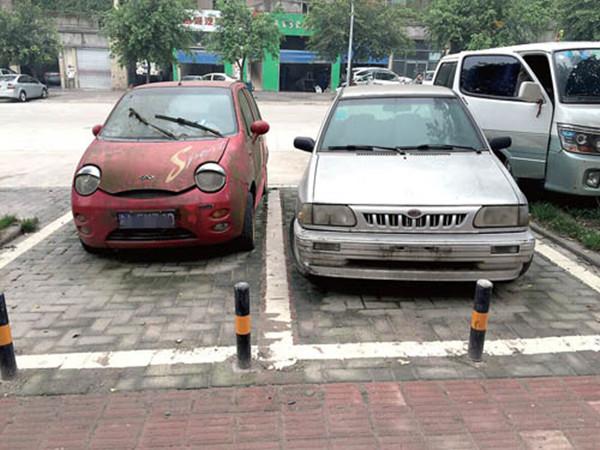 停车位本来就紧张,还被僵尸车霸占了,拖也拖不走
