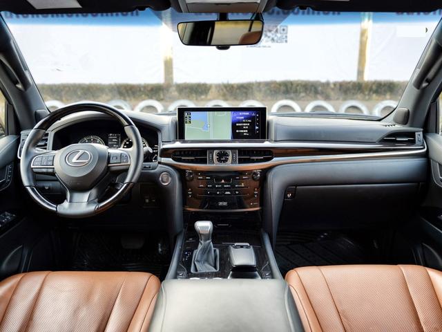 配5.7L发动机的豪华SUV,后排能躺着看片,才卖60万?没开玩笑