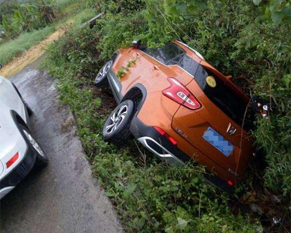 又一个不会看轮胎位置,65万大奔掉进施工坑,18天后救出