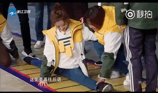 gif 但是无奈开启一字马状态的大甜甜,还是没达到要求.