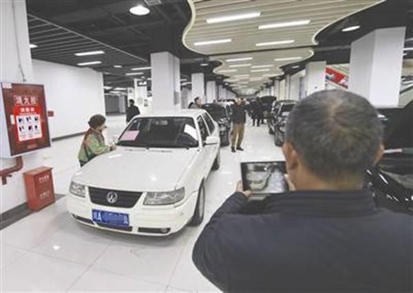 停车位本来就紧张,还被僵尸车霸占了,拖也拖不走