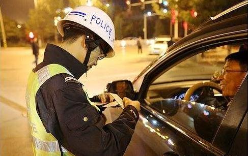 交警提醒:10月起,汽车年检新规已实施,过期不审