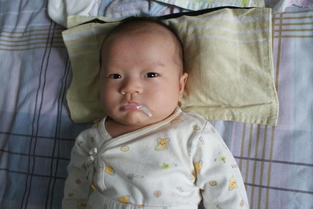 新生宝宝这样吐泡泡有可能是肺炎
