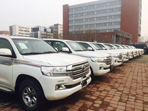 17款霸气SUV陆地巡洋舰酷路泽4600中东版群霸沙漠