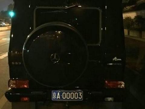 两百万的奔驰停路边，却有人出800万，只为买车上一块铁皮！