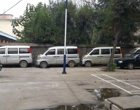 停车位本来就紧张,还被僵尸车霸占了,拖也拖不走