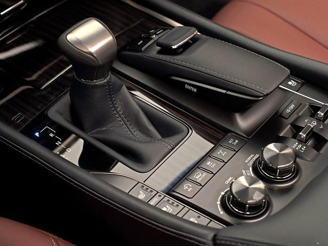 配5.7L发动机的豪华SUV,后排能躺着看片,才卖60万?没开玩笑