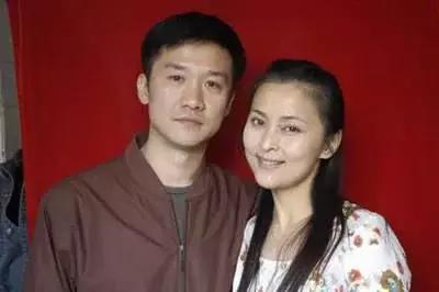 两版《亮剑》李云龙扮演者，一个出轨弃前妻被骂惨，一个却被赞！