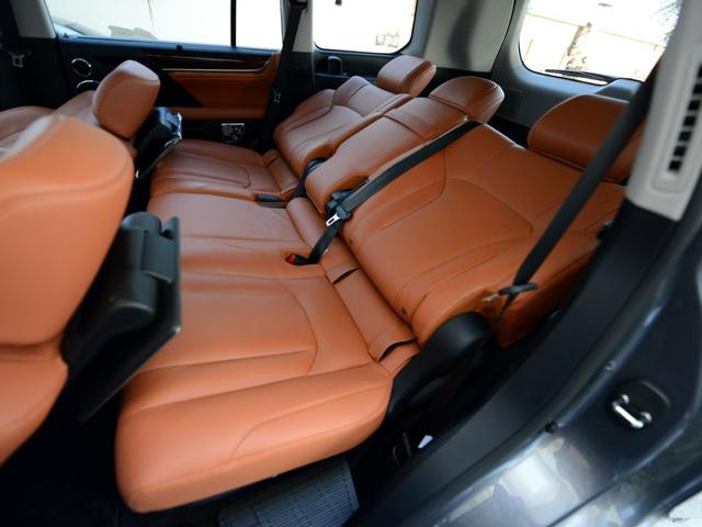 配5.7L发动机的豪华SUV,后排能躺着看片,才卖60万?没开玩笑