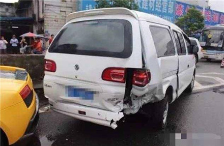 面包车撞400万兰博基尼,保险定损20万,面包车