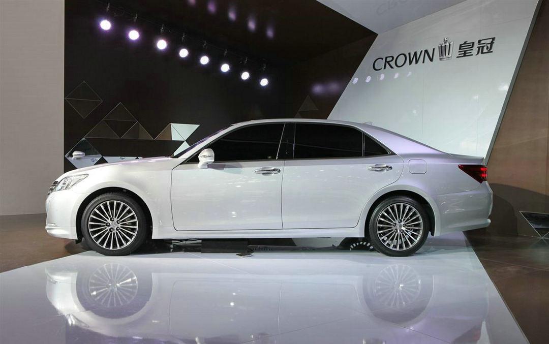 从德系车换成日系丰田皇冠,全新升级,开在路上气场不输奔驰S级