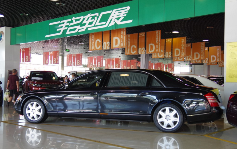 想买绝版的迈巴赫62如今也只能去二手豪车店了,这台62售价398万,不过