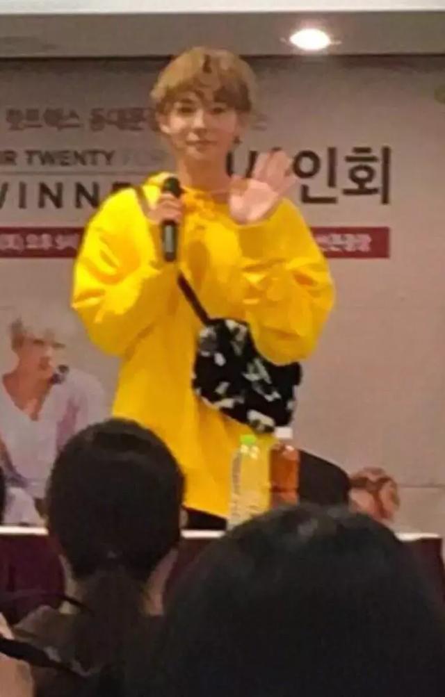 “穿囚服”的winner被套路，跟机场工作人员解释自己是rapper