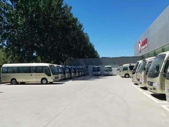 它丰田考斯特11座商务车加装卫生间沙发床电