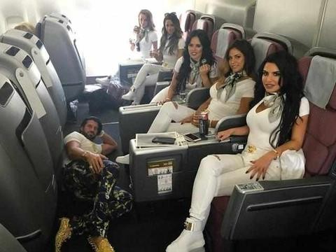 他是喜欢炫富的亿万富豪，出国游玩必带“后宫团”，名下豪车无数