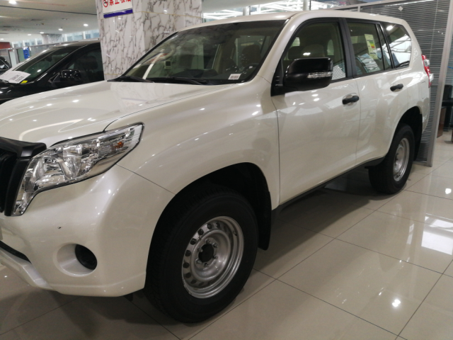 17款霸道2700中东版底挂冰箱盖版车身稳重型SUV