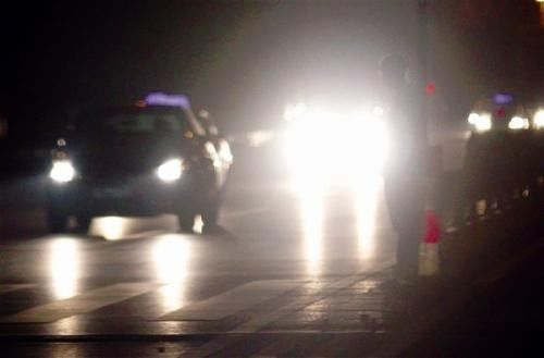 全国首例!滥用远光灯致对方车辆撞死行人,“远光狗”被判担责!
