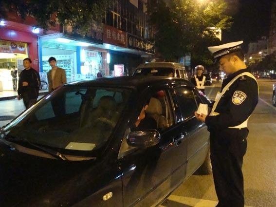 全国首例!滥用远光灯致对方车辆撞死行人,“远光狗”被判担责!