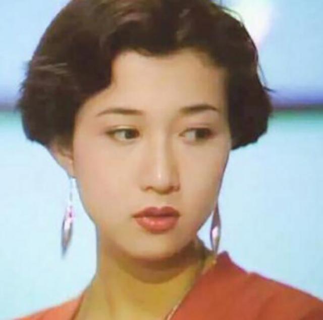 难怪成龙背叛了林凤娇,看了吴绮莉年轻时候的照片我明白了!