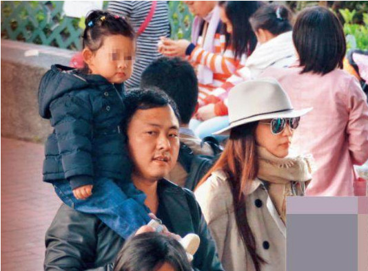 网友:看纪晓波前两任女友的照片就知道了