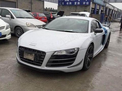 哈尔滨玩车小伙花112万元买辆老款奥迪R8，冒雨取车依旧喜笑颜开