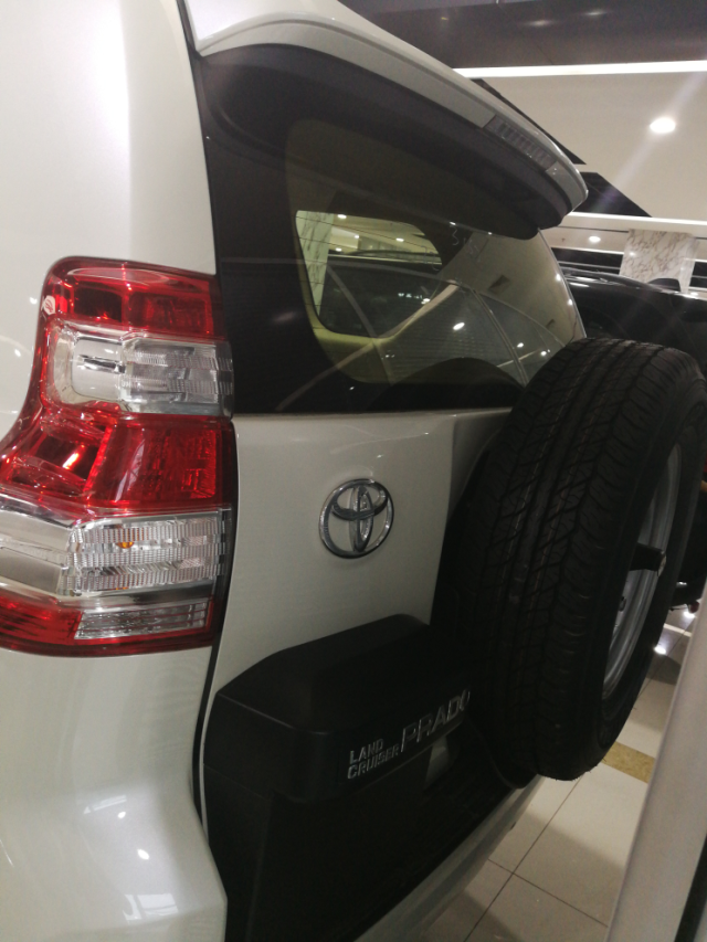 17款霸道2700中东版底挂冰箱盖版车身稳重型SUV