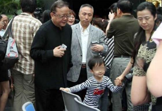 50岁侯勇69岁王刚3任妻子越来越年轻 晚来婚潮成娱乐圈新宠？