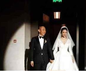 50岁侯勇69岁王刚3任妻子越来越年轻 晚来婚潮成娱乐圈新宠？