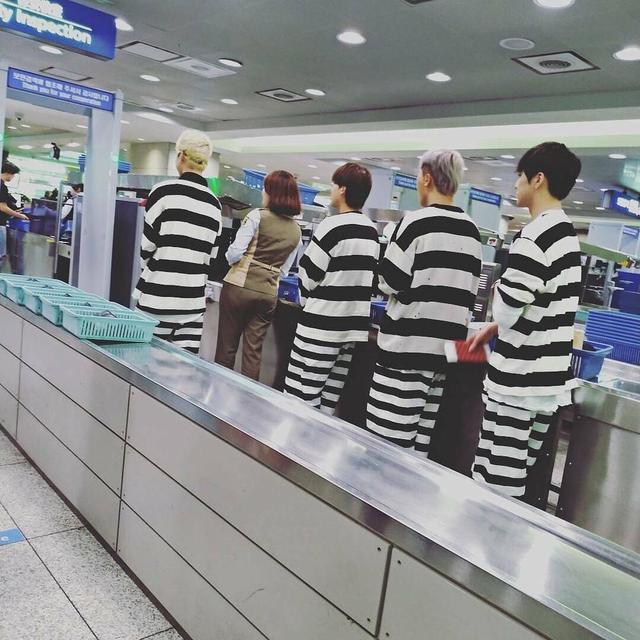 “穿囚服”的winner被套路，跟机场工作人员解释自己是rapper