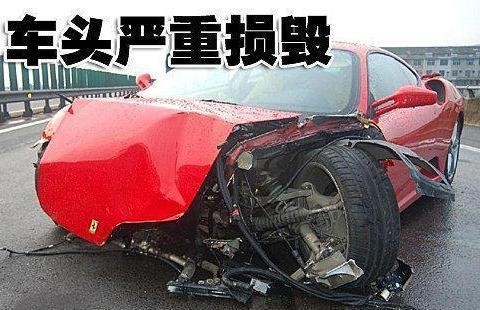 400万法拉利撞上200万的辉腾，双方相见反而笑了起来