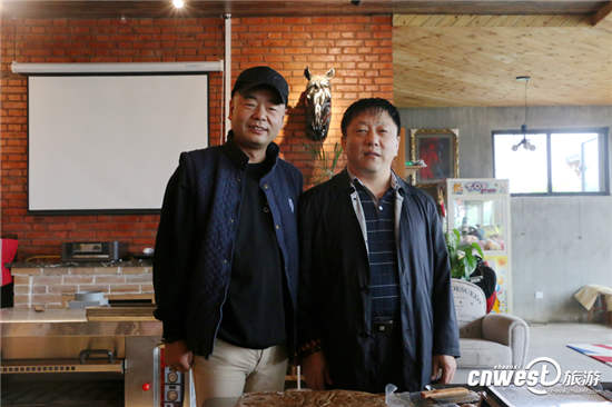 乔森马术俱乐部创始人乔万林(左)和德懋恭传承人雷焰(右)合影