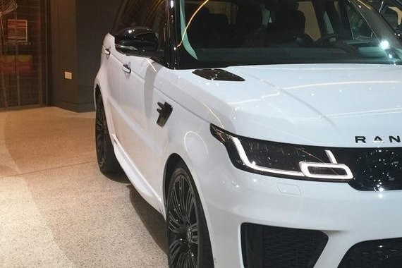 外观调整/增加插电式混合车型 新款揽胜运动版亮相