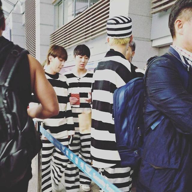“穿囚服”的winner被套路，跟机场工作人员解释自己是rapper