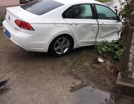 农村路滑凌渡被撞，越野车引擎盖翘起，终于见到大众的侧气囊了！