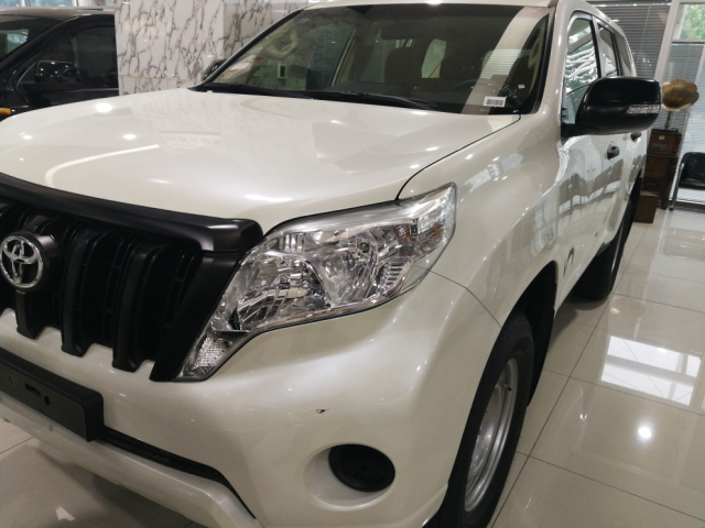 17款霸道2700中东版底挂冰箱盖版车身稳重型SUV